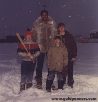 RealGoldpanners's tweet photo. Here’s a Snow Day Wednesday highlight: a photoshoot with @DaveWinfieldHOF in the snow! #Star49 #Snow49 https://t.co/o4M33U2DTZ