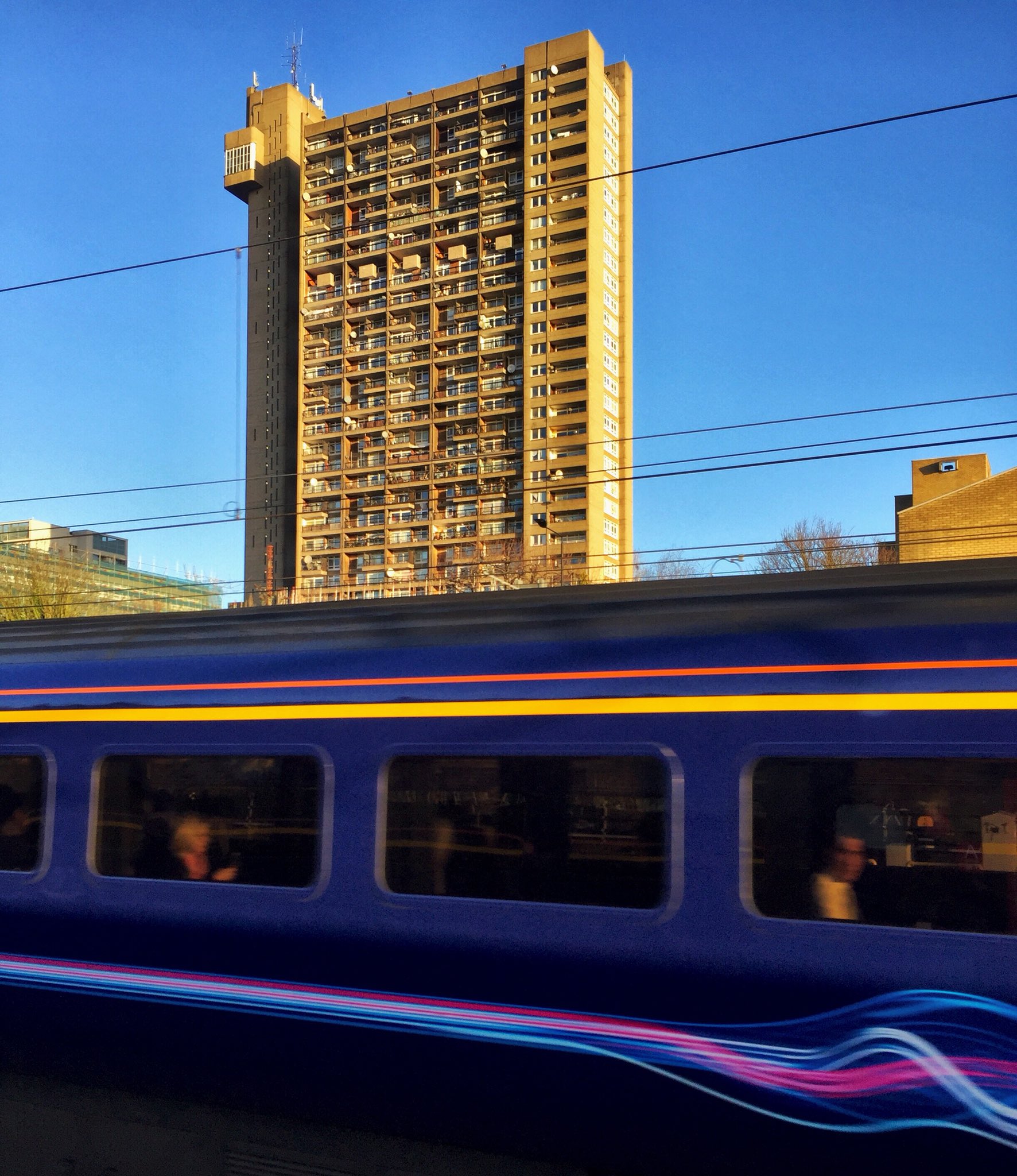 trellick-tower-from-the-train-twitter
