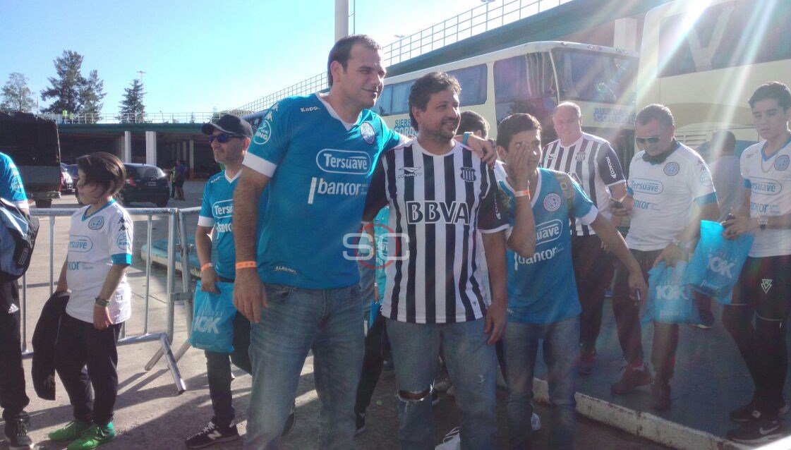 ¡Que se repita en todos los partidos! En el #ClasicoCordobes, los hinchas de Talleres y Belgrano entraron ¡juntos! al Kempes. Gran ejemplo.