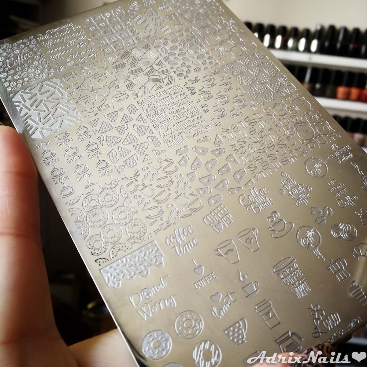 Ahora con todo el 'espacio' que tengo para hacer diseños, se me antojó mucho hacer stamping 😄  así que probé un nuevo sello que me llegó de <a href="/beautybigbangs/">beautybigbang</a> y una placa de <a href="/LinaNailArtSupp/">LinaNailArtSupplies</a> ❤️