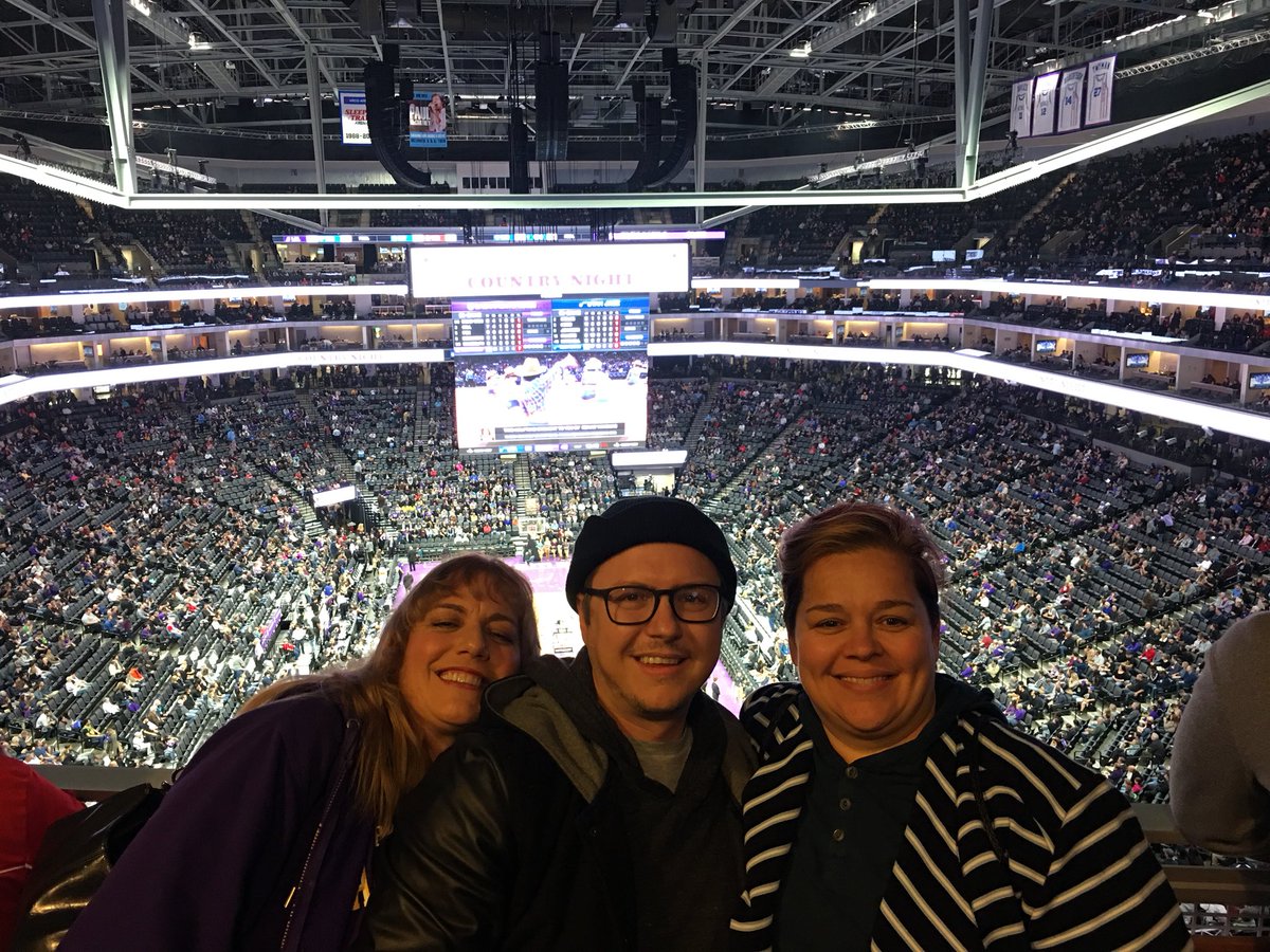 UptownKristen's tweet photo. #kingscountry @Golden1Center @SacramentoKings @loavesandfishes @UptownStudios loving it @uptownlukep https://t.co/J3IchAEUt4