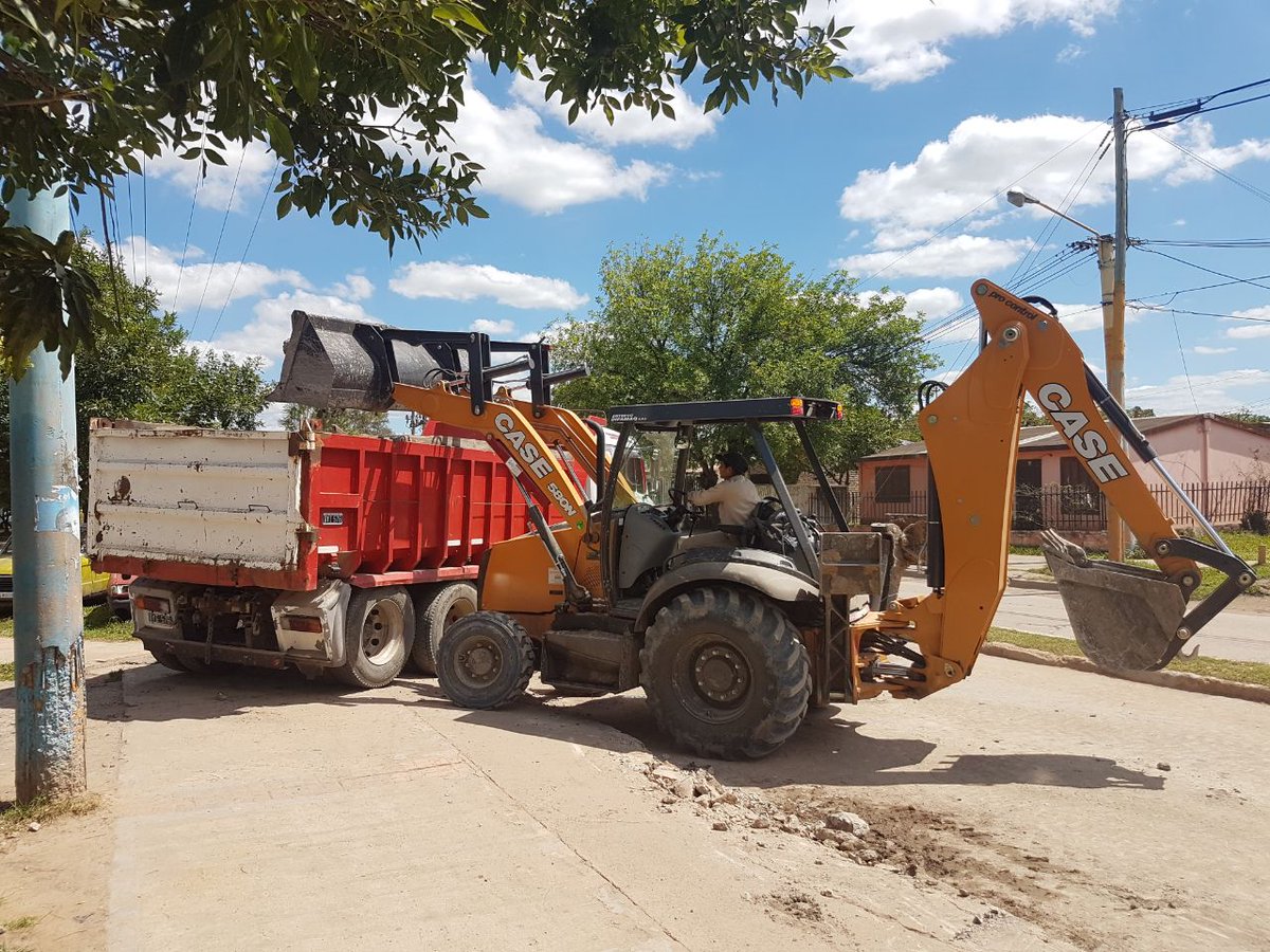 DiegoArevalo_ok's tweet photo. #hoy resistencia tiene una nueva obra: repavimentación total de la Av. Soldado Aguilera, eje principal del gran Güiraldes. 

Cada día hacemos el mayor esfuerzo para entregar a cada barrio lo mejor de nosotros. 

Sigamos transformando juntos nuestro lugar en el mundo. https://t.co/GSV0LufBYF