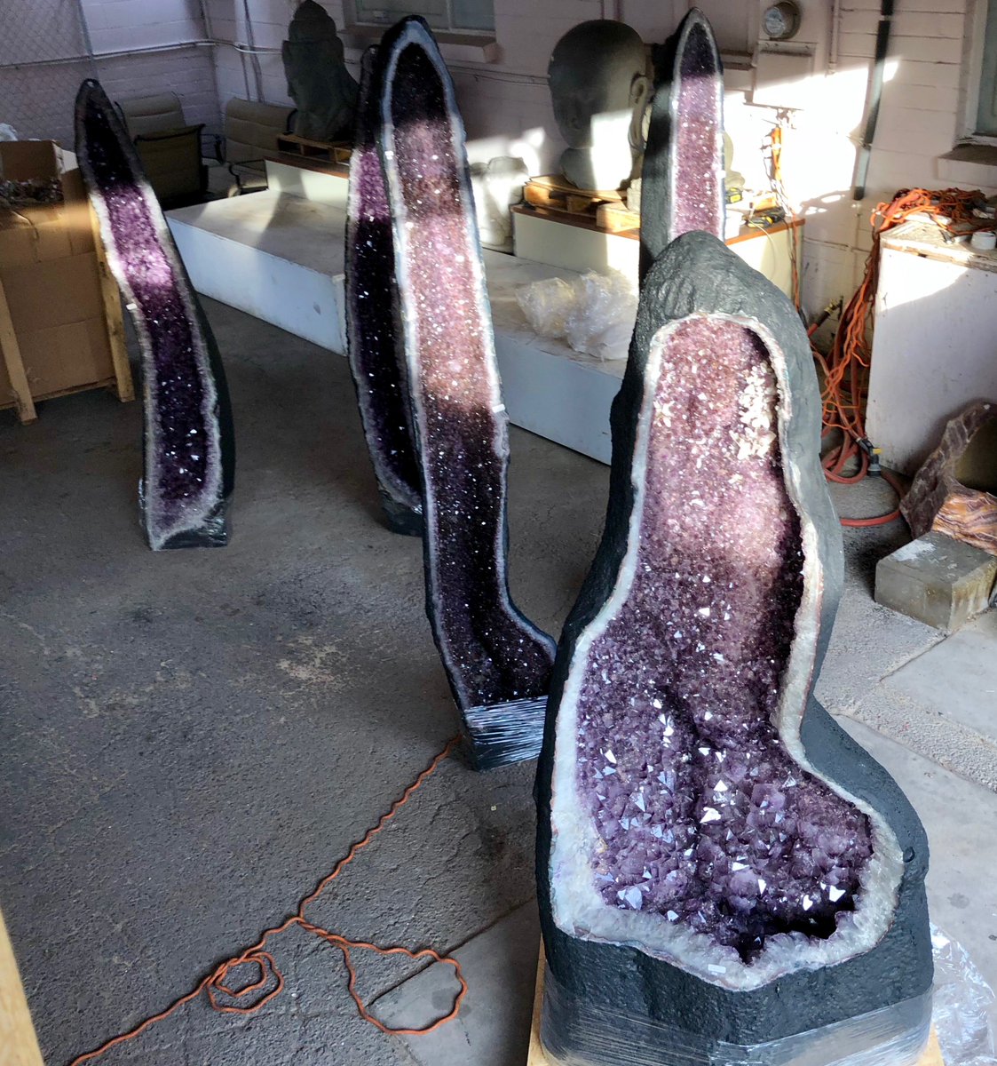 jewelry_mineral's tweet photo. 👀🤟Amazing New #AmethystGeodes small, big & even some #GiantGeode | They can all also now be purchased online: https://t.co/eDO5OGw3ef or in our Gallery In Las Vegas at: 410 E. Sahara Ave. #JewelryAndMineral #Crystals #Amethyst #LargeCrystals #HomeDecor #Geology #RockShop #Reiki https://t.co/Z8uUDT5xEh