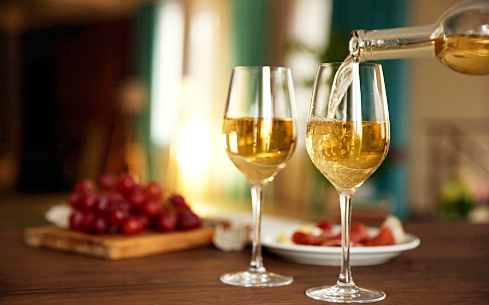 oldworldvines's tweet photo. Like Sauvignon Blanc? Up your #wine game and try something new &amp; #Greek like the Lagara White 2015, a 70% Sauvignon Blanc, 30% Assyrtiko blend with bright minerality and flavors of pineapple, quince, stonefruit, and grass. https://t.co/rMzEhgmGXC #WineWednesday https://t.co/XhWEx8uaJ1