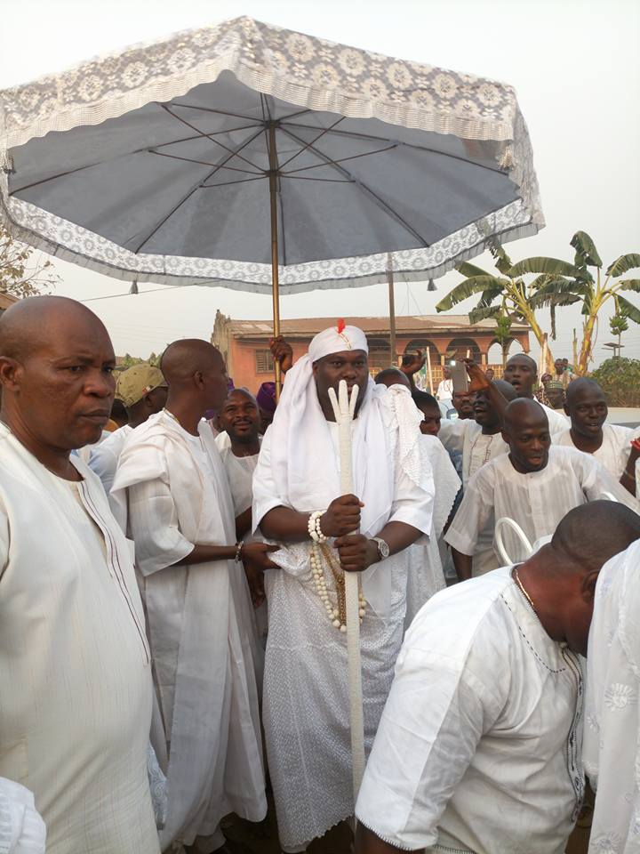 ObatalaBrasil's tweet photo. Saída do Ooni a caminho do nosso Obatalaholytemple.
Hoje, dia 17 de janeiro, comemoramos o Orisa Osoosi no nosso festival de Obatala de Ile Ife. Com a presença de Ooni de Ife e do nosso Obalesun comemoramos Obatala e Osoosi. #ObatalaHolytemple #Osoosi #IleIfe https://t.co/kRY8q13ZLQ