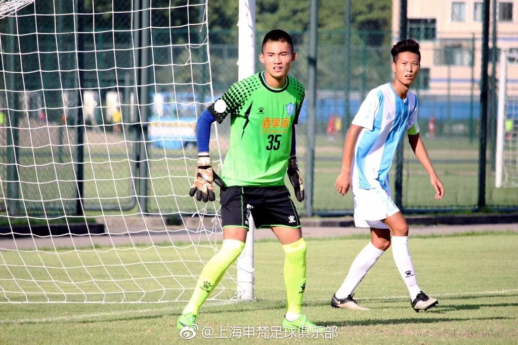 ChinaLeagueTwo's tweet photo. O jovem goleiro Chen Shaohong do Shanghai Sunfun, de 17 anos e com incríveis 1,98cm, vestirá a camisa do Hebei China Fortune na Super Liga da China em 2018. https://t.co/aoPWhlSOGM