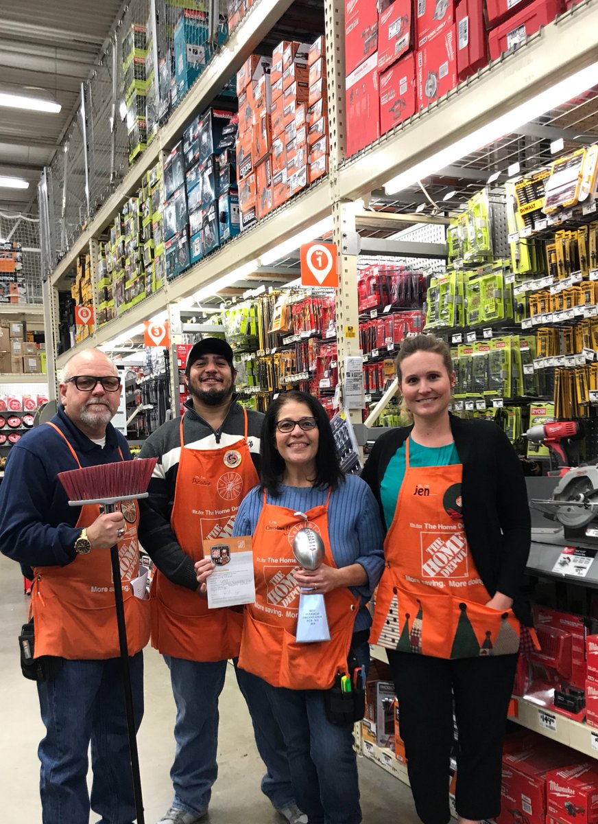 jreed4401's tweet image. Great Job DS Christine for winning the D25 Overhead Challenge!! SM Greg says he's going for a sweep! @ValDaMASM