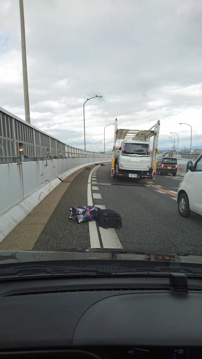 アクション映画の世界ｗ名古屋でスピード出し過ぎの観光バスが客の荷物をばら撒くｗｗｗ