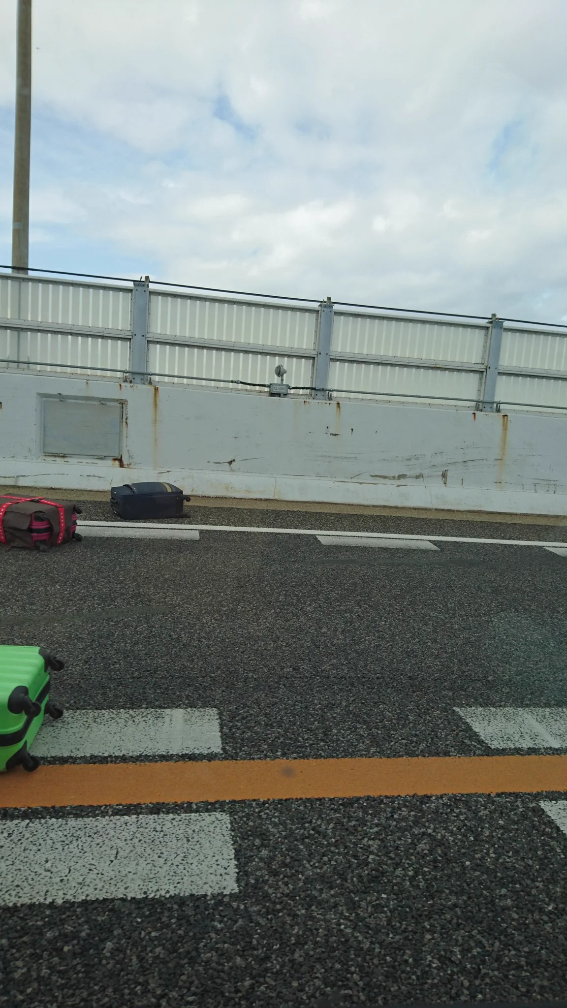 アクション映画の世界ｗ名古屋でスピード出し過ぎの観光バスが客の荷物をばら撒くｗｗｗ