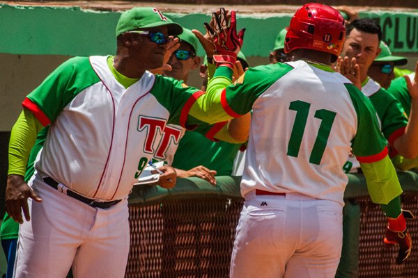 26deLasTunas's tweet photo. #57SNB⚾️ #Cuba🇨🇺 #LasTunas vs #Industriales Luis Ángel firme en la lomita y los otros #Leñadores bateando, esa es la estrategia de esta noche de #LasTunas. La cumple hasta ahora 100 % @jmsenaud @marylagarcia @emisoraguaimaro @marthadelcmv https://t.co/9hBnZ68b9r