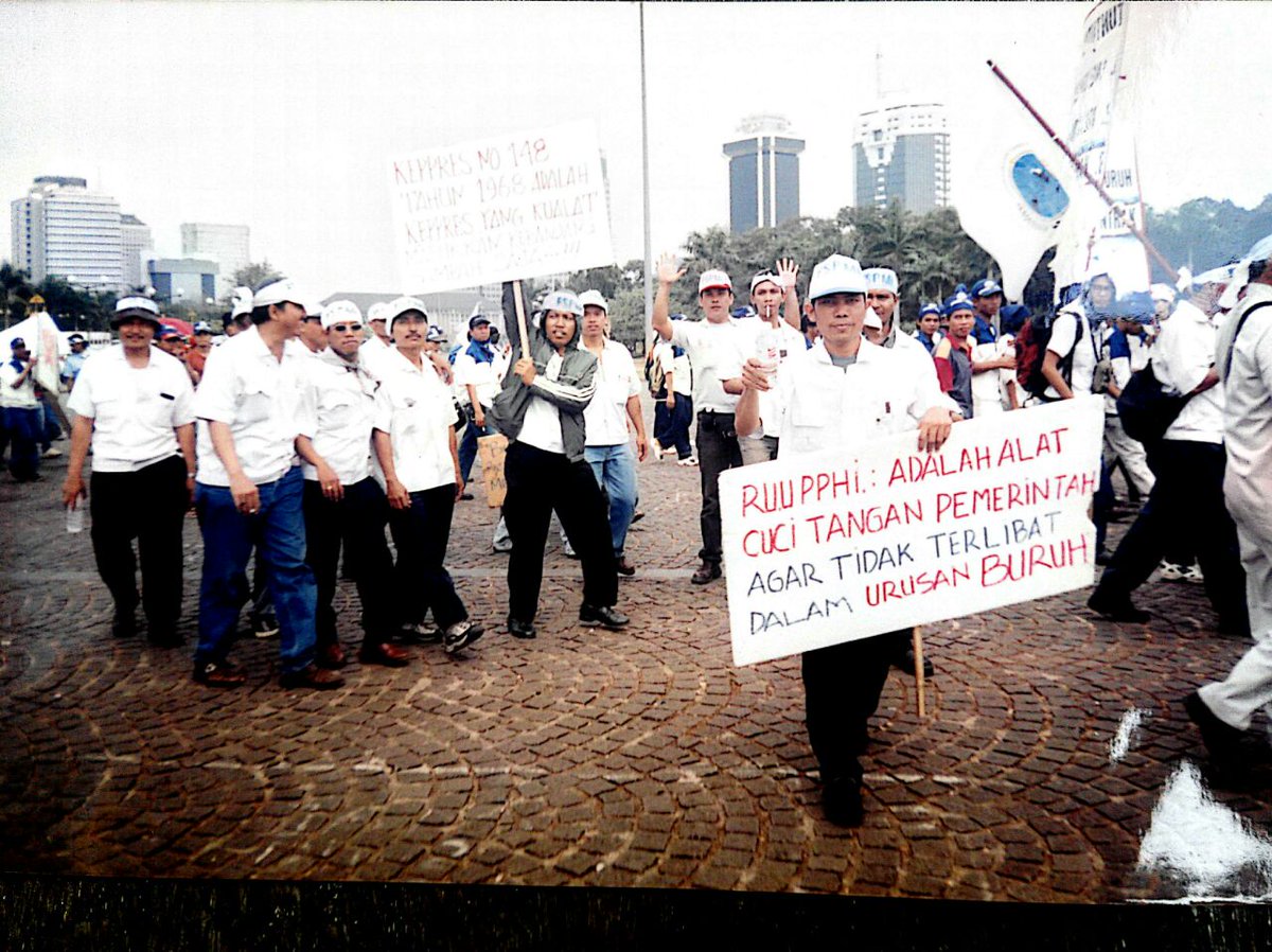 puk_fscm's tweet photo. Nemu foto aksi para pendahulu kita di @puk_fscm @FSPMI_KSPI  Jaman Old ✊😄 https://t.co/B50BPGPCFC