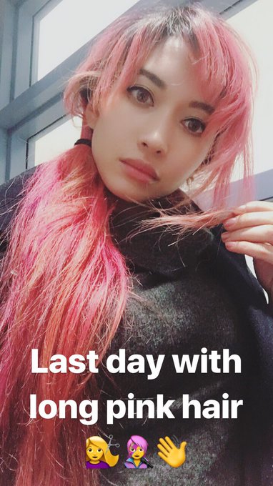 ピンクとロングヘアーは今日で最後💕腰まで伸ばすのに けっこう時間かかったし、好きだったけど、切ることにしました😆👩🏽&zwj;🎤💇&zwj;♀️👋 https://t.co/yMLMJ7wocb
