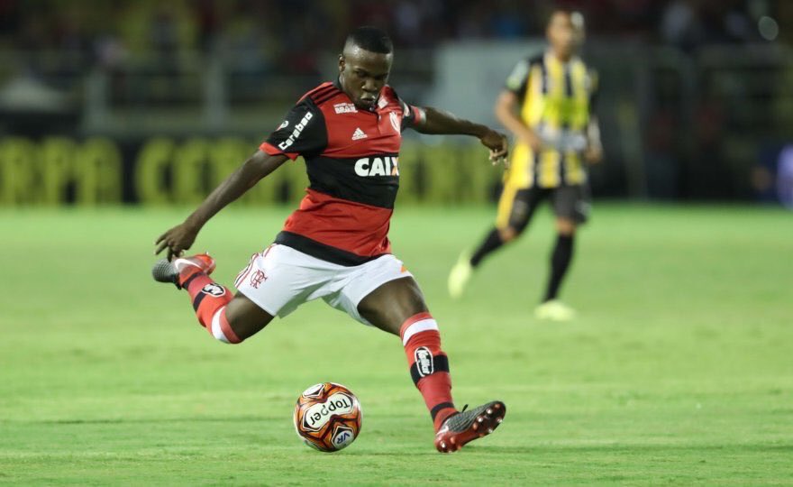 Klebiinho_05's tweet photo. Só tenho a agradecer aos meus companheiros, à comissão técnica e essa torcida maravilhosa pela noite de hoje! Sabíamos que o nosso time era capaz de corresponder a confiança que nos foi depositada! Vamos seguir nessa pegada pros próximos objetivos! #IssoAquiÉFlamengo 🙏🏾🔴⚫️ https://t.co/VyqCH6vGrR