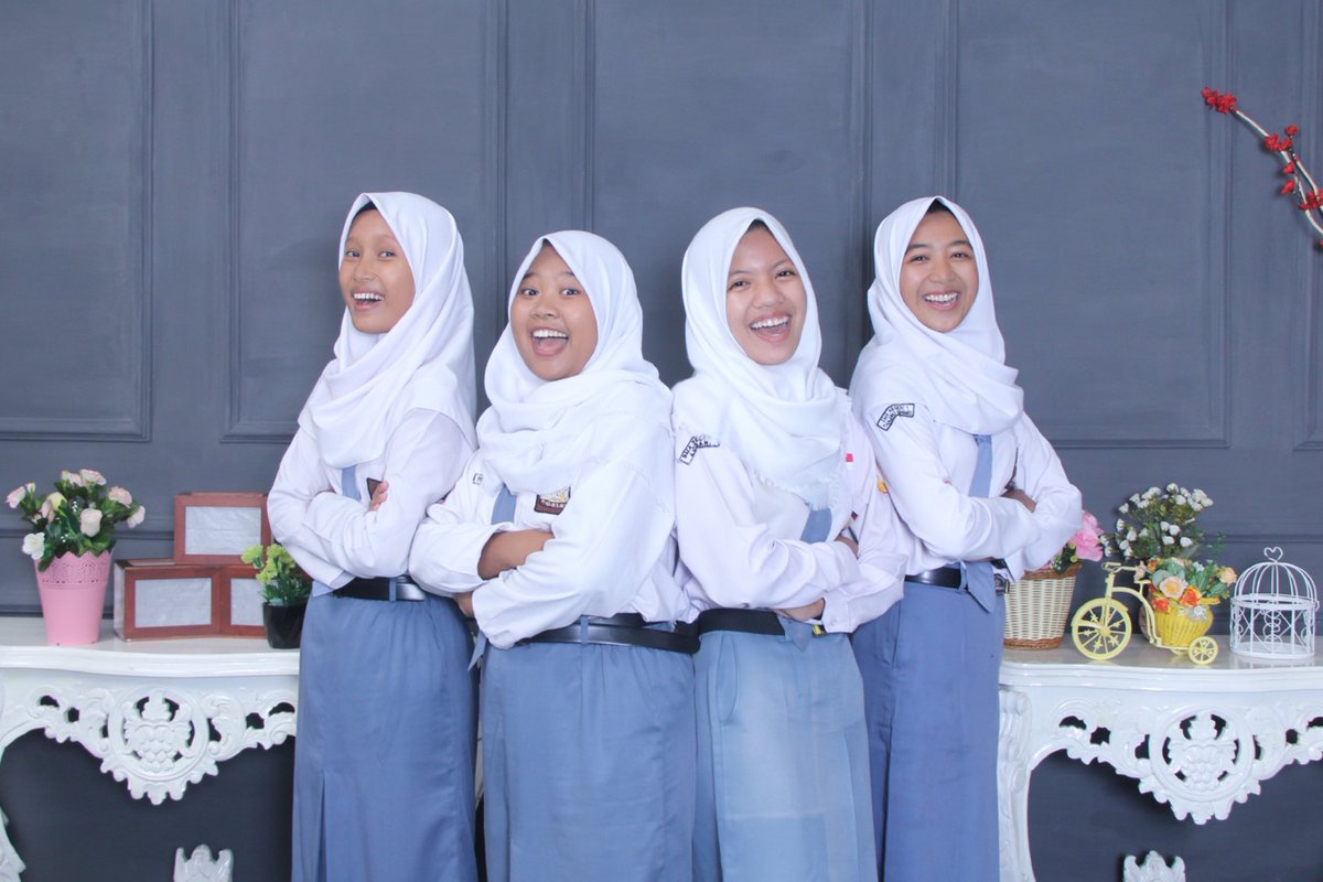 KrentStudio's tweet photo. Waktu yang paling menyenangkan adalah saat kita bercengkrama, menjaga hangatnya kebersamaan menggulirkan banyak detik dalam keceriaan.

Thanks for Photo Nadia and Friends 😊 https://t.co/KKxe35lL7t