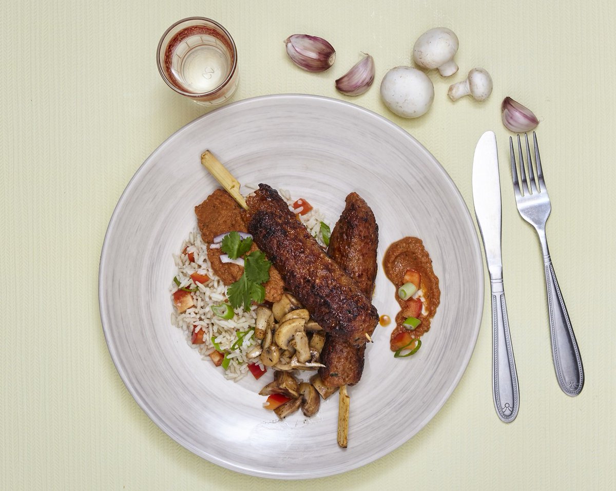 ChefAliNL's tweet image. Nog geen idee wat je vanavond gaat eten? Wat dacht je van deze köftespiesjes met zilvervliesrijst en een heerlijke paprikasaus? Genieten geblazen!