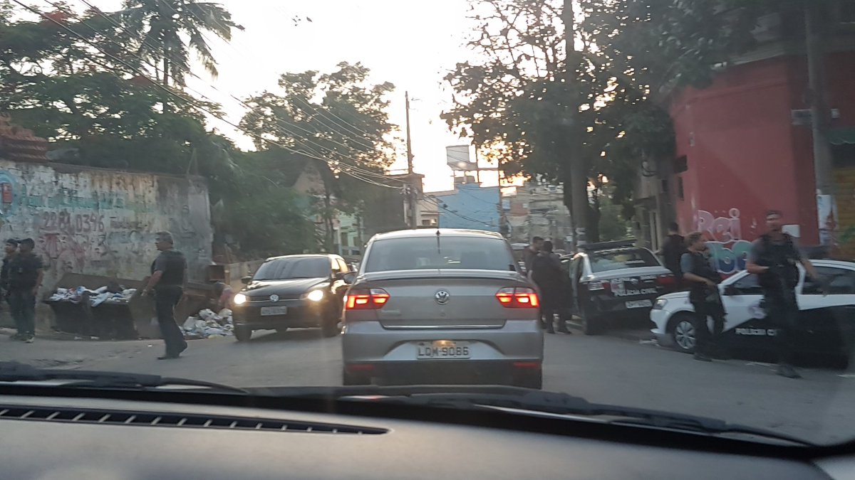 Exército, bope, caveirao, muita policia e  reporteres na favela do Jacaré, rua Alvares de Azevedo agora pela manhã <a href="/OGlobo_Rio/">O Globo_Rio</a> <a href="/radiojbfm/">JBFM 99,9</a> <a href="/CaosNoRio/">CAOS no RIO</a> <a href="/RiodeNojeira/">Rio de Nojeira</a> <a href="/TransitoRioRJ/">Trânsito Rio/RJ</a> <a href="/cbnrio/">CBN Rio</a>