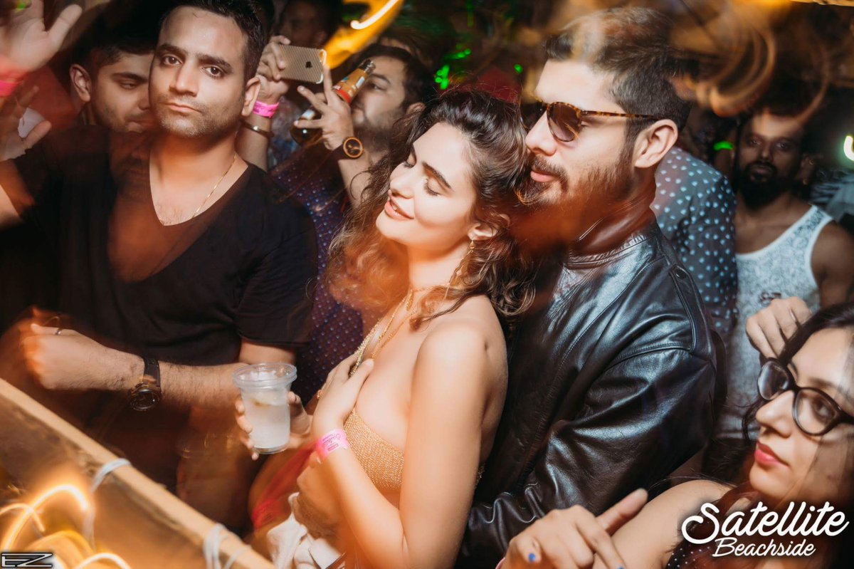 Satellite_Fest's tweet image. Perfect end to the perfect week. Day 5 at #SatelliteBeachside was all about 3 things. 👇

#goodmusic and #greatvibes with your #bestfriends 😀🌈🌅❤