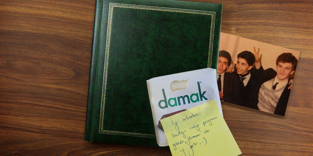 Liseden dostlarım anılar yetmezmiş gibi bu sabah #BiDamakGüzellik yapmışlar bana. Eski fotoğraflardan oluşan bir albüm yapmışlar ve yollamışlar stüdyoya.Yanına da en sevdiğim Damak’tan eklemişler. Varolun…
