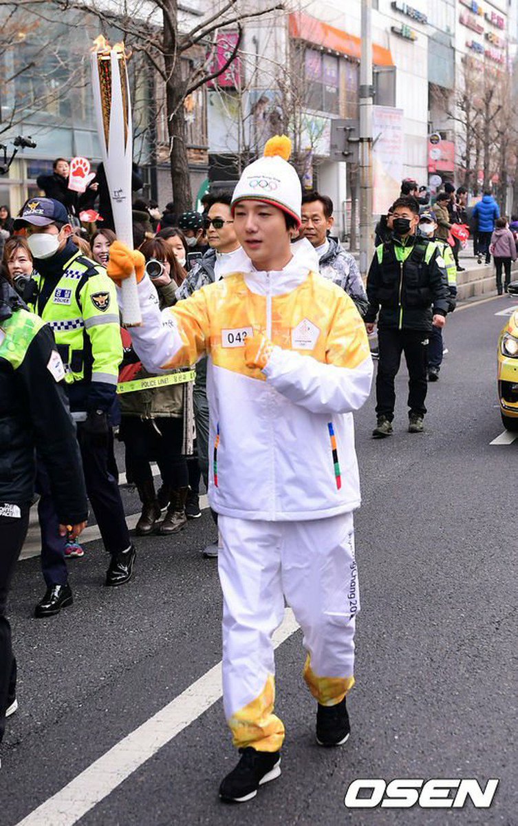 kor_celebrities's tweet photo. SUPER JUNIOR ドンヘ＆イェソン、平昌五輪聖火リレーに参加。18日午後、京畿道(キョンギド)高陽市(コヤンシ)一山東区(イルサントング)中央路(チュンアンノ)近郊。
「SUPER JUNIOR」のまとめLIVE： https://t.co/vMprM5UWw4 https://t.co/tRBk9YEi66