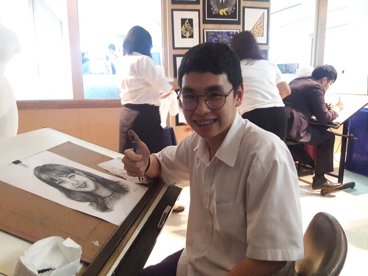 PP001400's tweet photo. ไปงานเปิดบ้านวิทยาลัยนึงแล้วเห็นพี่เขาวาดรูปลิซ่าเพื่อนที่เป็นบริ้งก็วิ่งมาเรียกให้ดูเลยถามว่าพี่เป็นบริ้งใช่มั้ยนางบอกใช่จ้าาานั้นแหละพี่เป็นแฟนบอยที่วาดรูปสวยมากกกก https://t.co/RKM3nNuG2p
