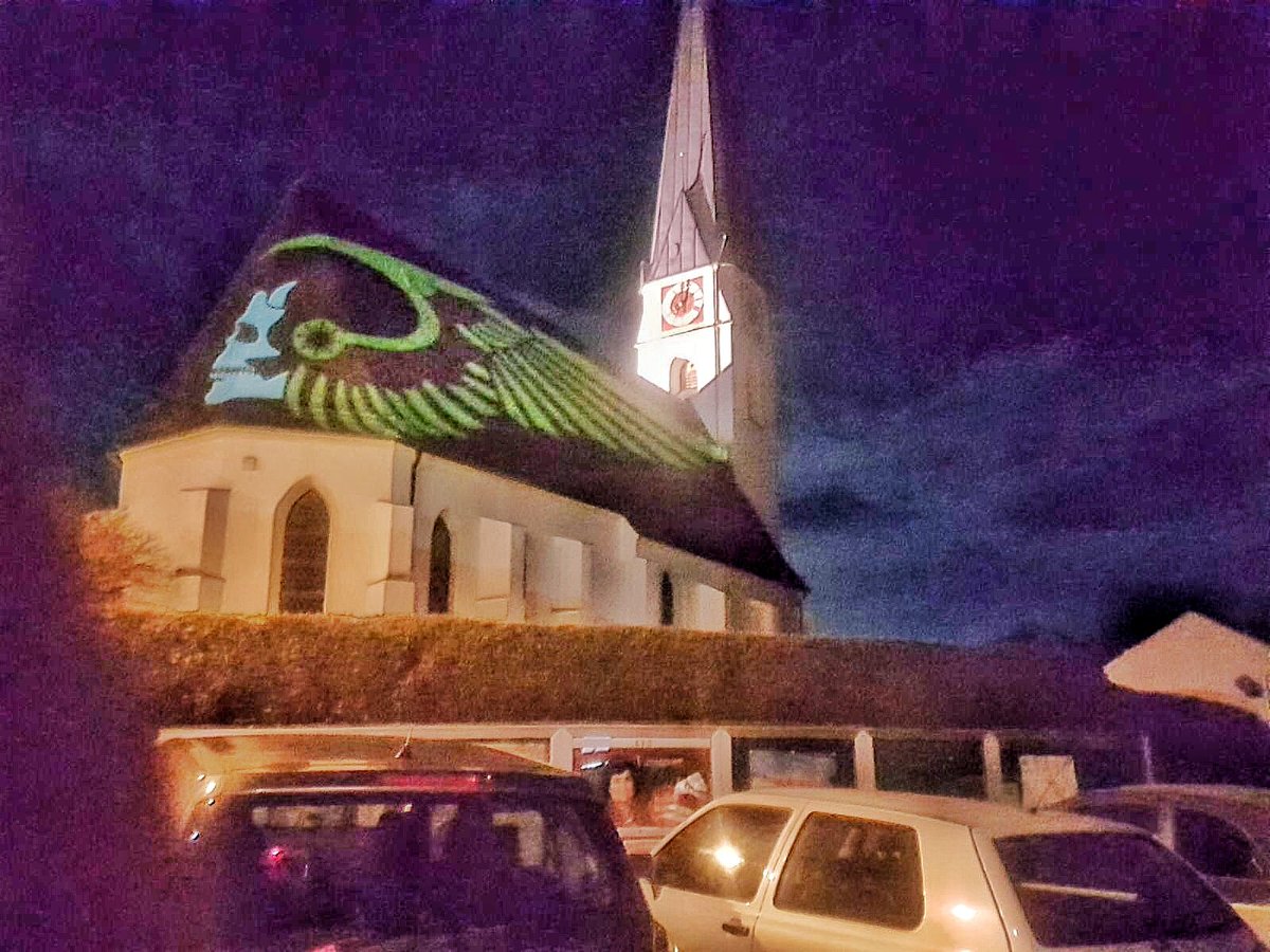 Hells Angels ließen ihr Totenkopfsymbol in der Silvesternacht vom Dach der Kirche in Pattigham/Bezirk Ried leuchten. Anzeige wegen Herabwürdigung kirchlicher Symbole in Schwebe. 
meinbezirk.at/2373440
