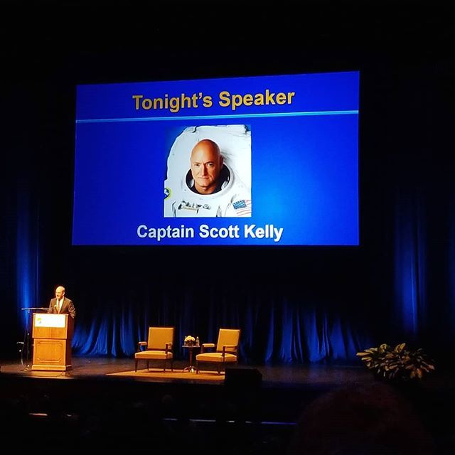 vr0d's tweet image. I got to go to a thing tonight! Astronaut Scott Kelly! So cool! Much excitement! Space!  #lotsofexclamationpoints #space #astronaut 🌟 ☄ 👨🏼‍🚀🌍🌌 ift.tt/2DLNgql