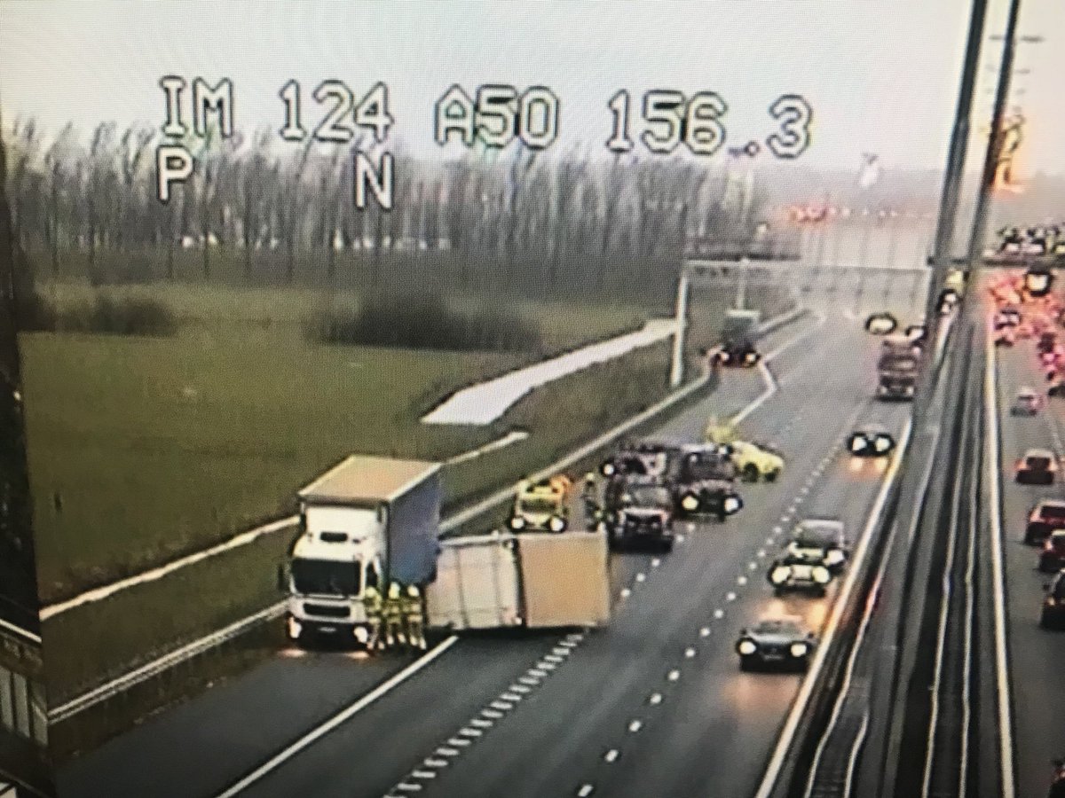 En paar kilometer verderop op diezelfde A50 nog een vrachtwagen #storm <a href="/nos/">NOS</a>