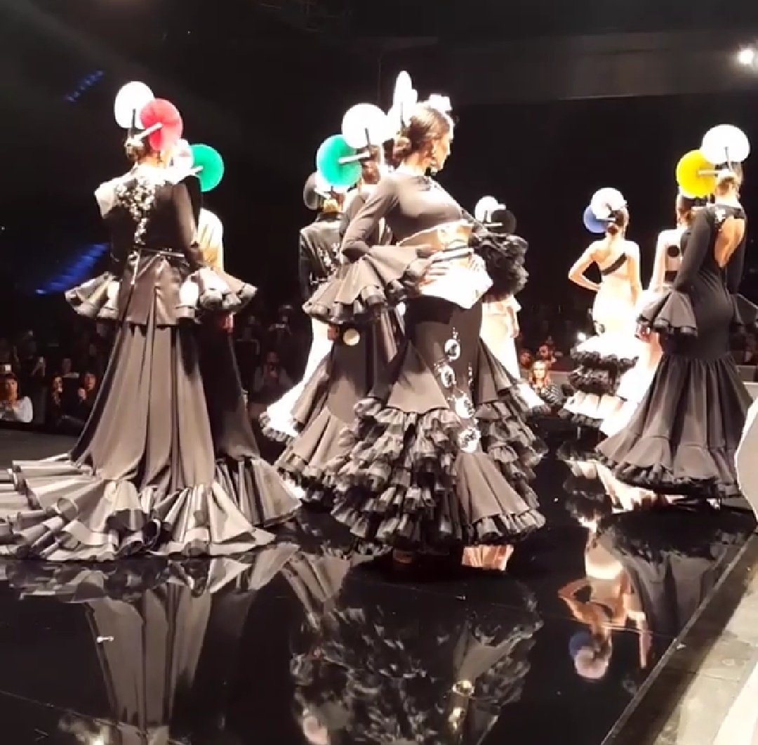 ¡El giro oriental de <a href="/PatriciaBazarot/">Patricia Bazarot</a> nos ha encantado! Trajes de flamenca tan elegantes como nos acostumbra esta diseñadora y con toques originales. Genial el volumen de las mangas y las faldas. Los amarillos, mis favoritos 😍

<a href="/simofsevilla/">Simof</a> <a href="/fibesevilla/">Fibes Sevilla</a> <a href="/doble_erreSE/">Agencia Doble Erre</a> #simof2018