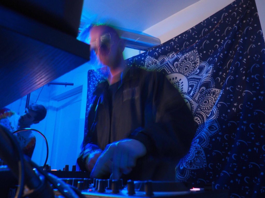 WCOParties's tweet photo. Where my Denver party people at??? Who likes to get down with sick local artists at low-key house shows??? DM for details on tomorrow nights Denver house party😘✨
-
📸: @daytimedejavu #denverparties https://t.co/RRRyDJ9FUQ