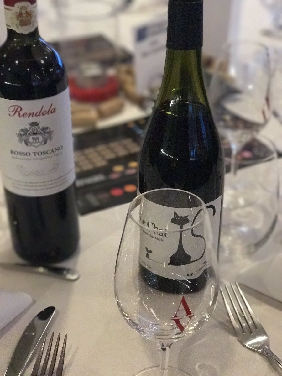 jessicaharnois's tweet photo. Rendola & Le Chat : excellents pour le prix! Wow #artevino #quebec #wine #vin #degustationvegas #privateimport https://t.co/bjT2KKkh5k