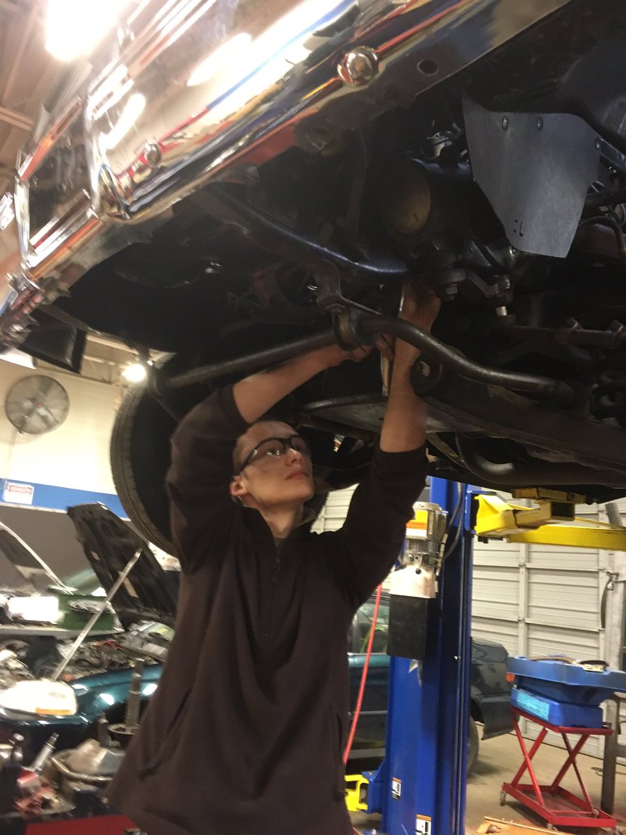 CATEC_auto's tweet photo. John working on the Scottsdale's steering gearbox. https://t.co/JMrhzBLgKb