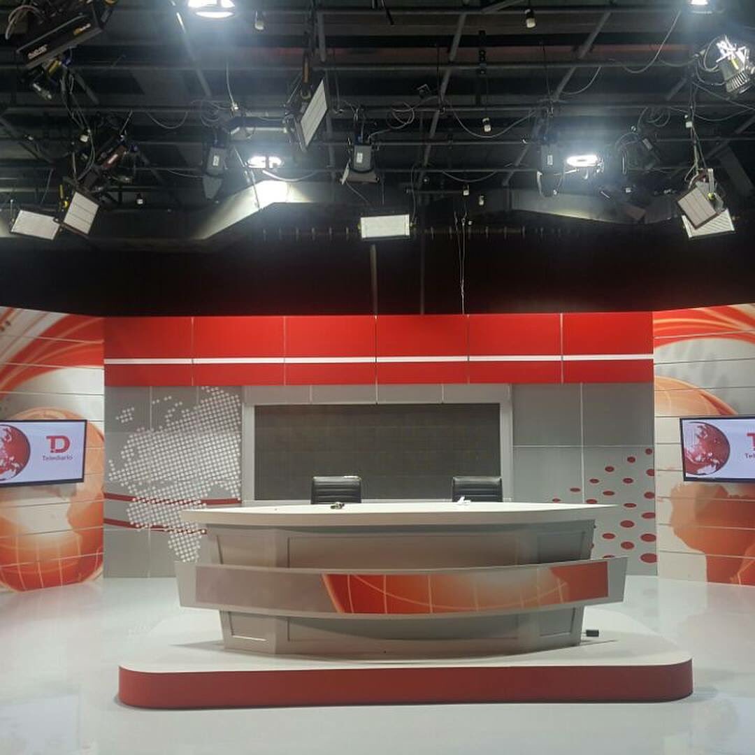 sonotececuador's tweet photo. Los estudios del medios públicos de @TelediarioEC, @sonotececuador trabajó en la infraestructura de iluminación junto a @Fluotec en la parrilla, cortinaje y acondicionamiento acústico. El noticiero se transmite en 3 canales de televisión con cobertura nacional y vía satélite. https://t.co/gebGy6sMgi