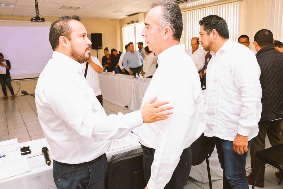 GibrandelaTorre's tweet photo. Hoy junto a @fcozorrilla1, @EDGARLARGHER y Juan José Zepeda Bermúdez, clausuré los trabajos de la 1a. Reunión Extraordinaria de #COCOESST y #COCESNECH, para promover políticas de seguridad y salud en el trabajo y así mejorar las condiciones y productividad #IMSSChiapas #IMSS https://t.co/r2IrlTeFK5