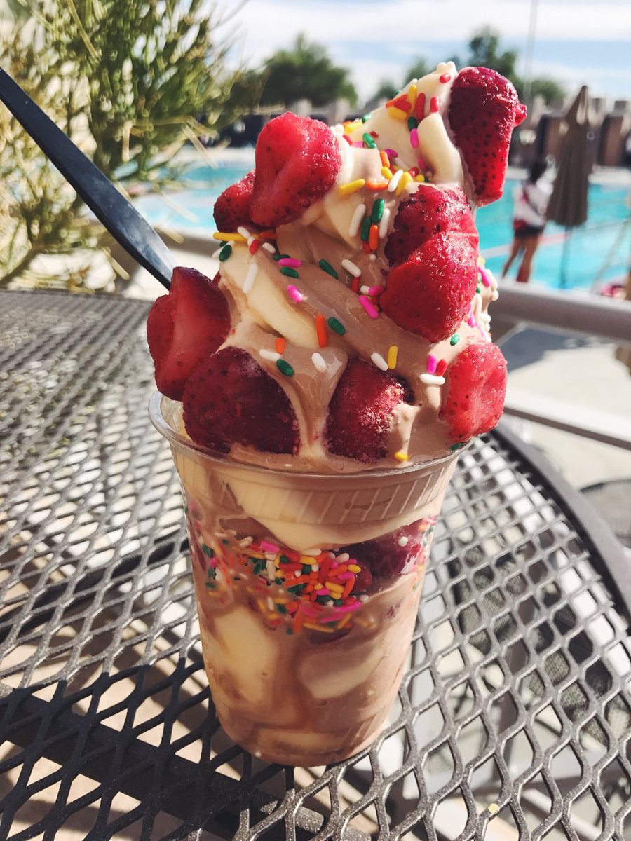 uazunions's tweet photo. What winter?! 80 degrees on the first day of February calls for some fro-yo by the pool! The best part is that Tapingo delivers poolside, so now you don't even need to move to get a cool treat on this beautiful day! #Tapingo #BestSchoolEver https://t.co/MHFS2nDElE