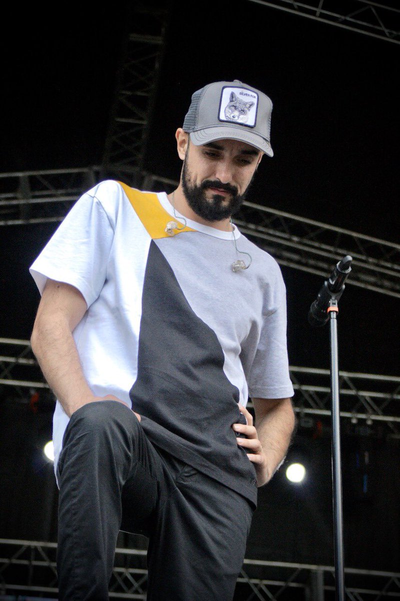 AbelPintos's tweet photo. Reviso la lista de temas (que está pegada en el piso) porque esta noche #LaFamiliaFestejaFuerte en #FestiLerma2018 ♥️ https://t.co/oRFQMoyDtZ