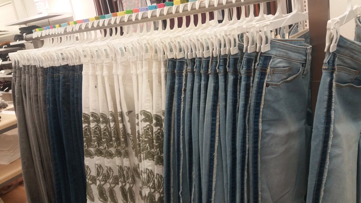 mscaramel79's tweet photo. 1049 got hanging standards on fleek! #UniveralThreads A&amp;A 2.0! @ColonJosian @JayYezzi @rschafer76 #vmtl https://t.co/ZqgsZbwSFD