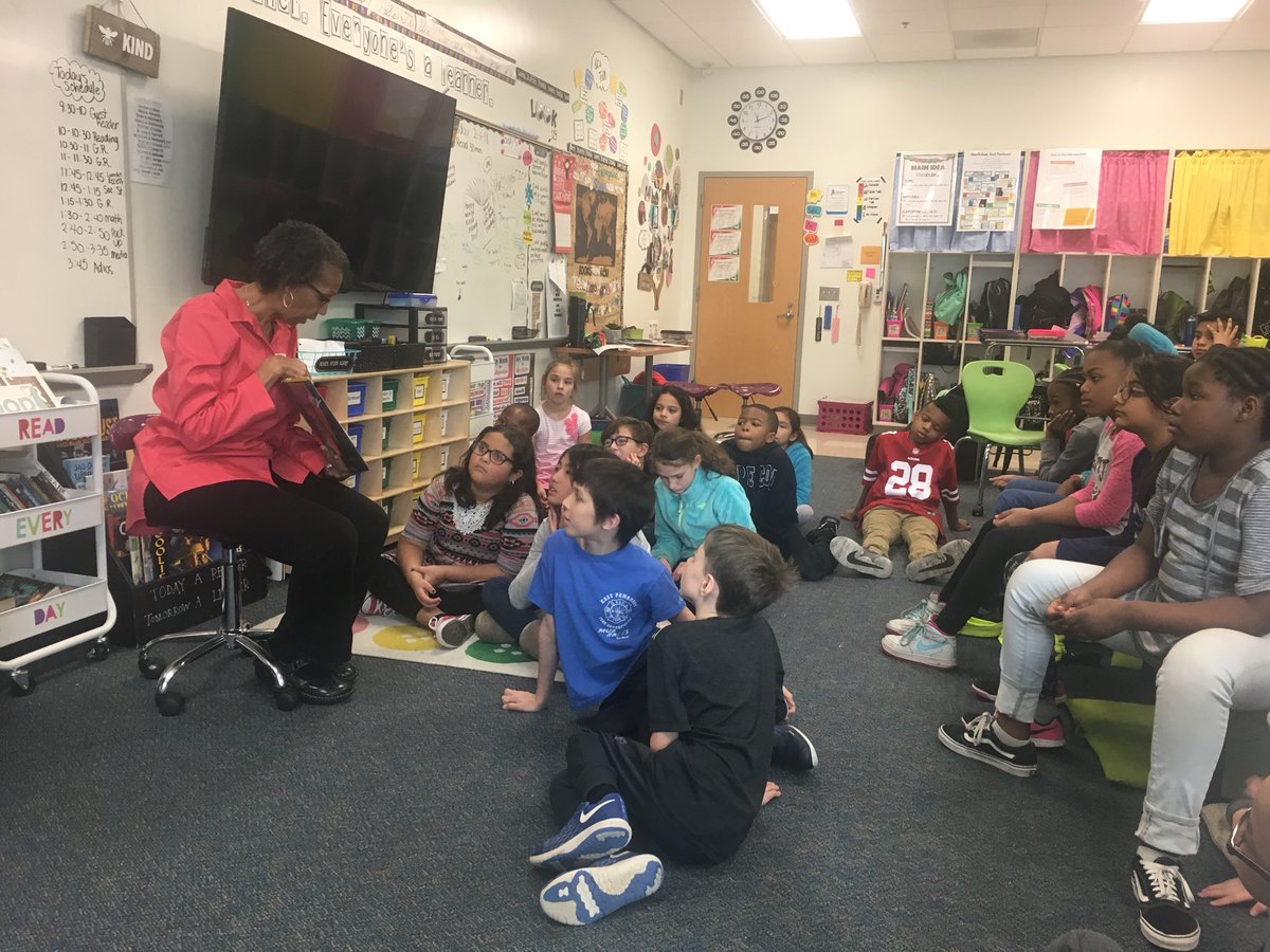 mrsgrayteaches's tweet photo. Thank you so much to all our guest readers today for sharing your love of reading with us! #WorldReadAloudDay #flyersread β€οΈπ @pgesflyers https://t.co/qDJzfL2LKw