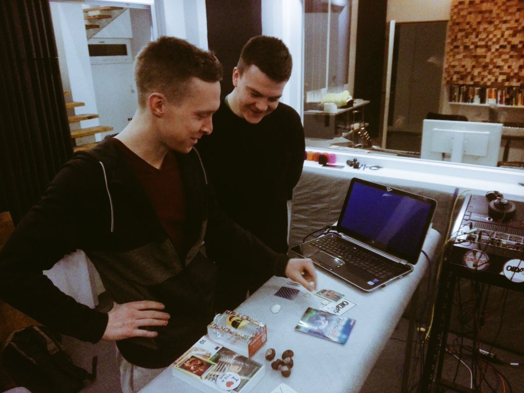 partymitpeter's tweet photo. In Folge 23 gibt's was zu gewinnen. Wir sind in diesem Moment dabei, auszusuchen, worüber ihr euch freuen dürft. Außerdem gehen wir die Memory Lane down und reden über die Sounds unserer Kindheit. #partymitpeter https://t.co/StzBsxFZ4H