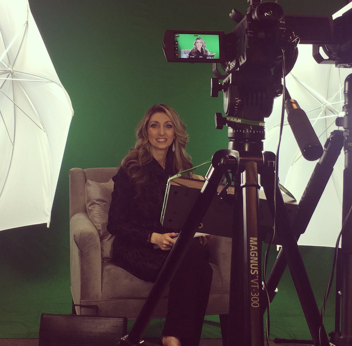 Ceitci's tweet photo. #greenscreen and all day tapings 👍🏻 excited to release my new #webinar on April 3rd! You would not want to miss it! Info and early bird special registration is now available at https://t.co/GfFmwb0bOT #MotivatedbytheImpossible #InvisibleMentors #purposerevealed @PurposeRevealed https://t.co/iq96HT9o21