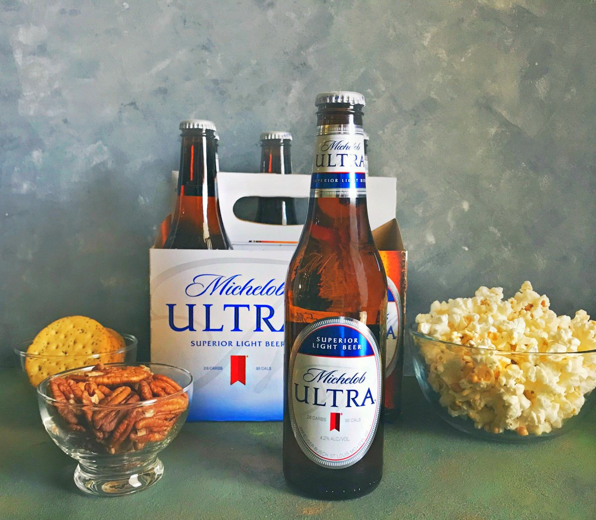 EasyCookin2012's tweet photo. #ad This HILARIOUS Christ Pratt video prepping for Big Game ---> https://t.co/mCU7Cxq8Yg + chilled @MichelobULTRA &amp; some light snacks is a PERFECT combination!! #michelobULTRA  #ilikebeer #liveULTRA #snack #BEER https://t.co/5kjmzOLcxL