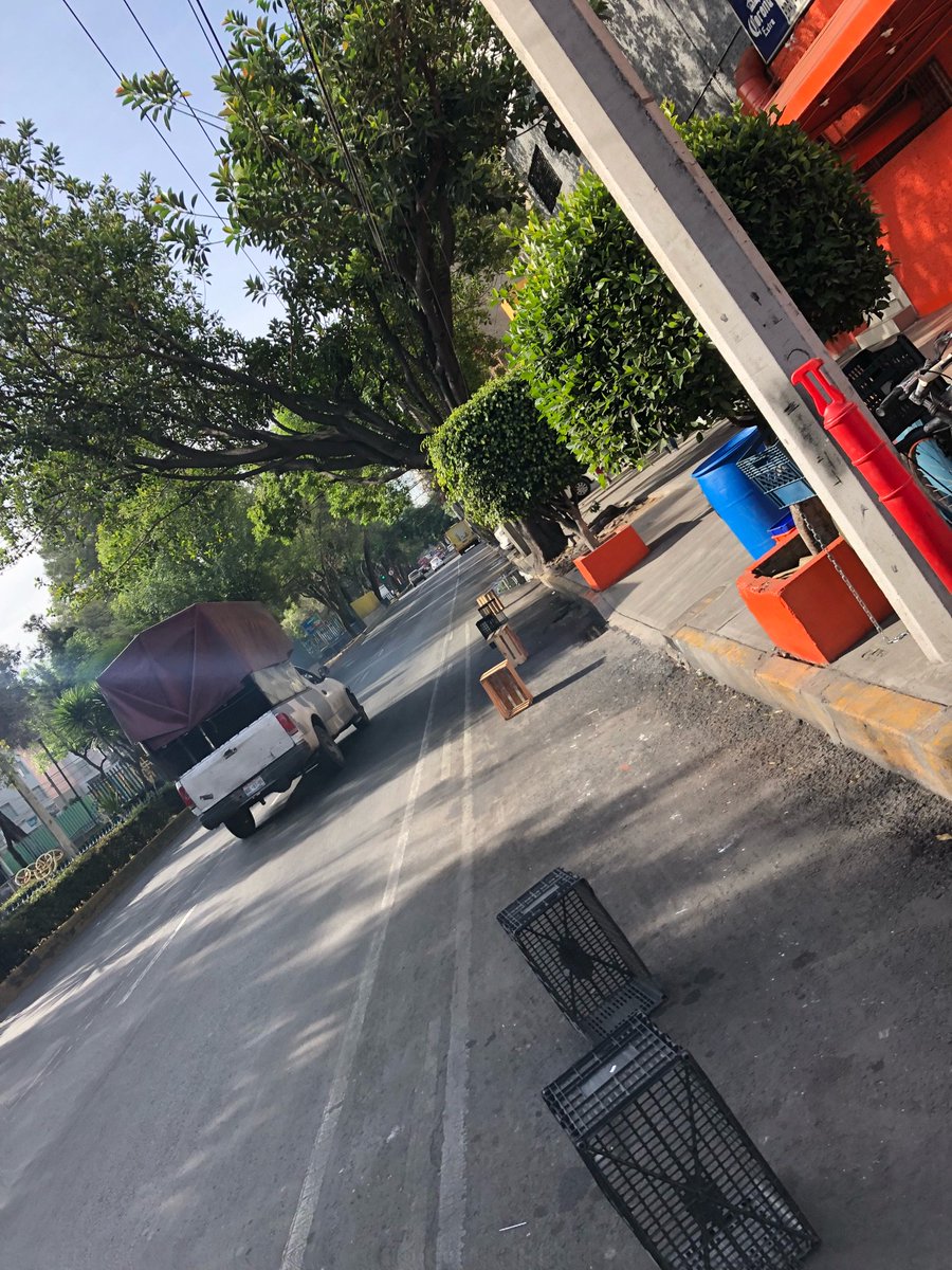 DenunciaMX_'s tweet photo. @AGUCDMX @UCS_CDMX Plutarco esq Benito Juárez, hasta apartan lugar con cajas @072AvialCDMX @DelegacionBJ @VigimoviCDMX @Christianvonroe https://t.co/8NrLbmV6rt