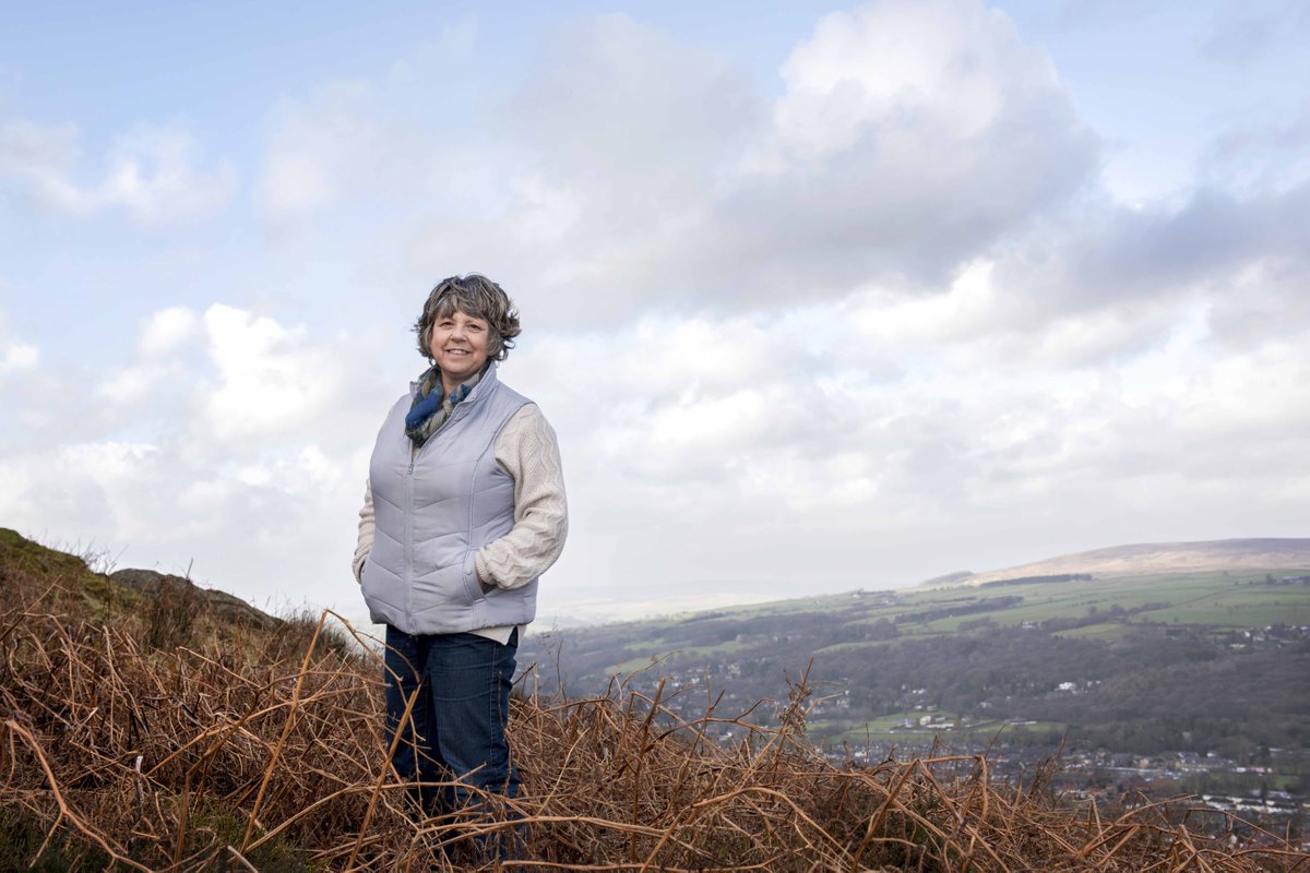 joolshenshaw18's tweet photo. Lovely day with Lucia Smith last week sharing our creativity and documenting the story of her beautiful paintings, from the moors to the easel to the wall. #artist #pastelpainting #landscapepainter #ilkleymoor #yorkshiredales #clouds https://t.co/2Kcu0ZbEoF
