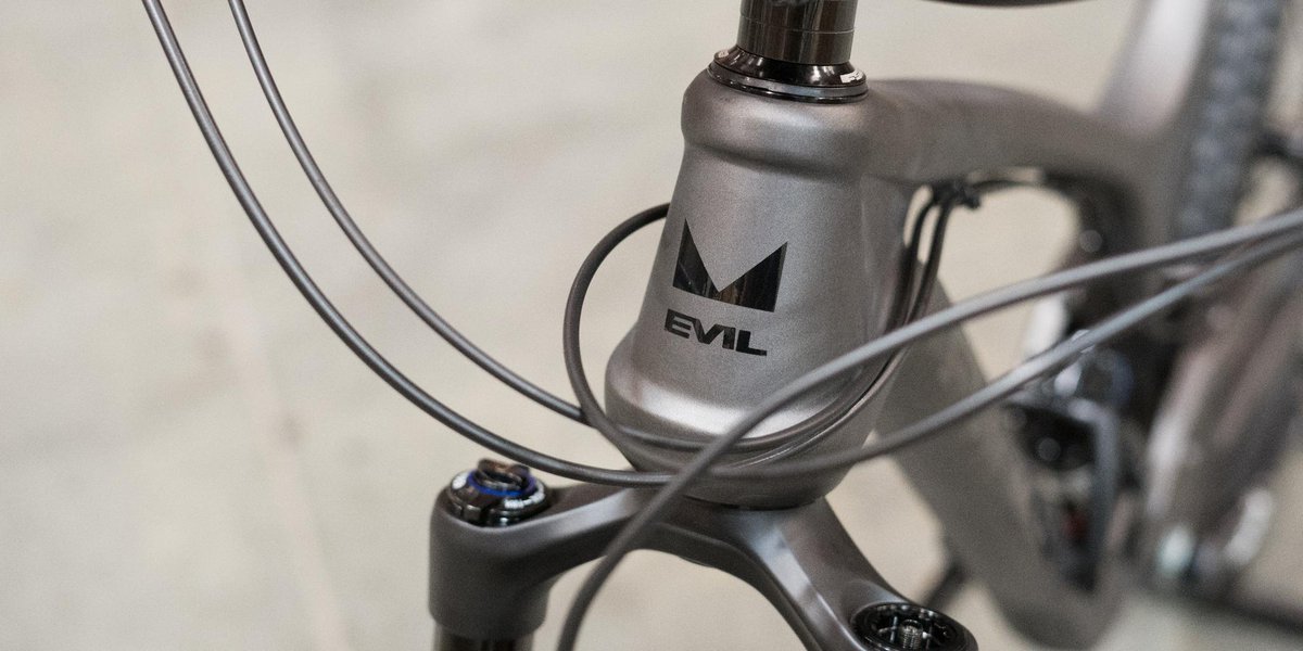 CompCyclist's tweet photo. The Wreckoning from @Evil_Bikes is built to wreck trails. Bully them into submission. It just goes, leaving nothing but broken trails and crushed dreams in its shuttle-lap wake. #ccbikeoftheweek
@RockShox @SRAMmtb @Industry_Nine @raceface604
https://t.co/EQGqTiW5Hi https://t.co/kEoyQQLyLt