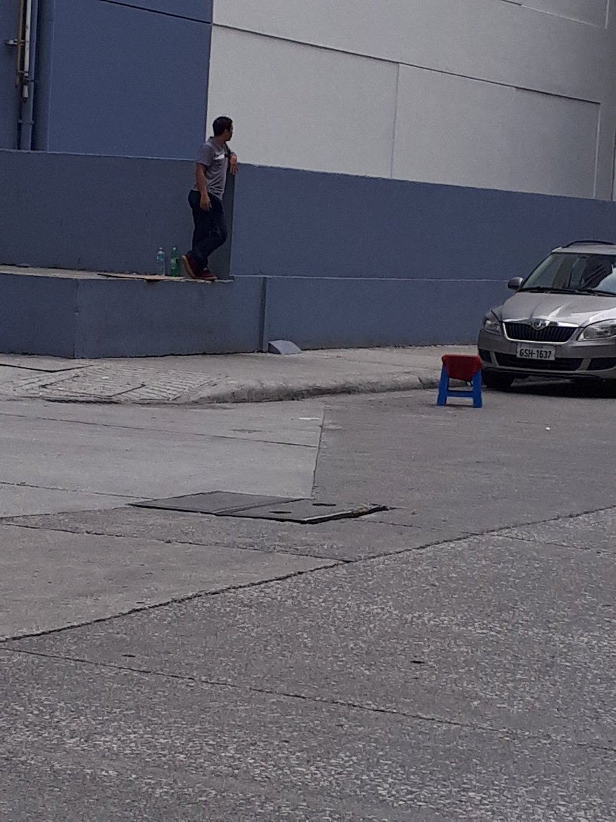 tirolocon's tweet photo. @ATMGuayaquil  hasta cuando esta gente es dueña de los parqueos piblicos al rededor del mall del sol https://t.co/MLYwvVpp6F