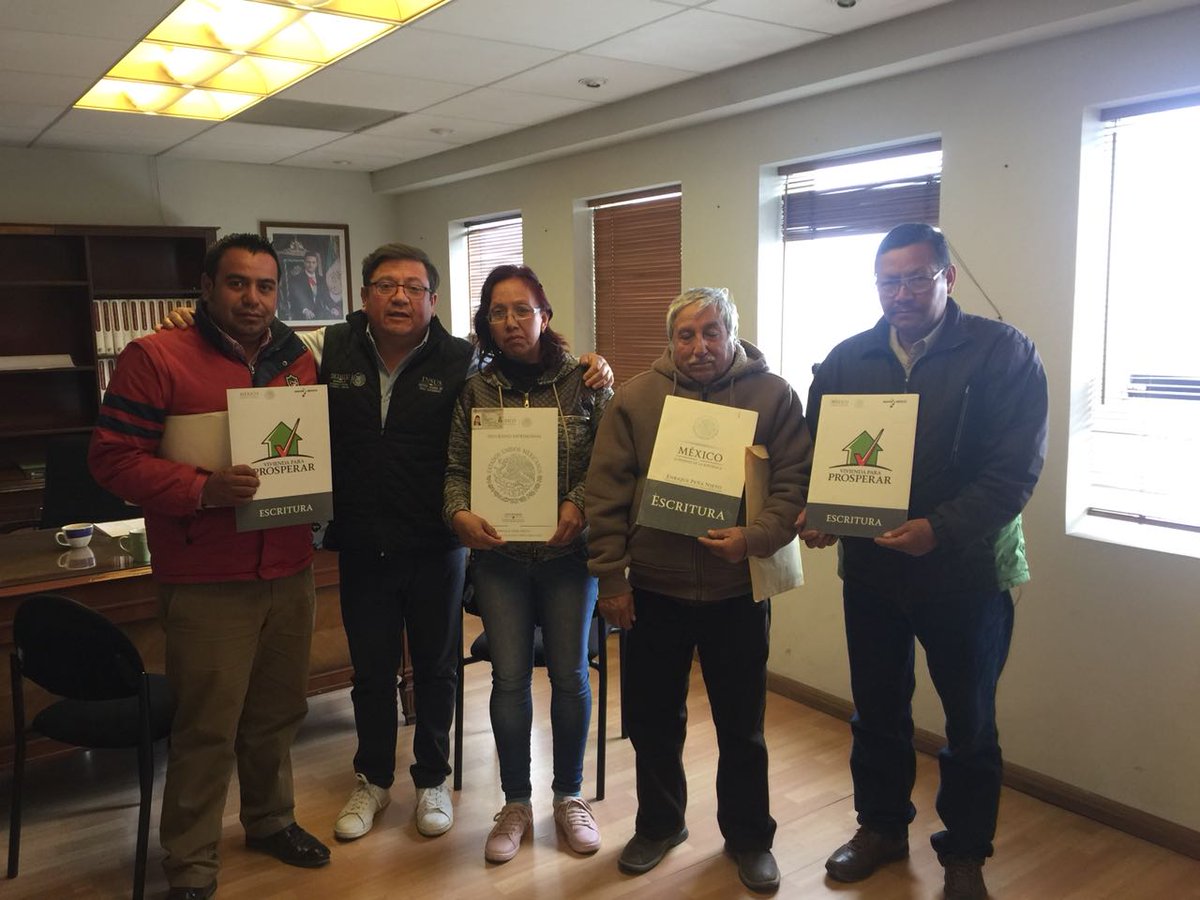 INSUSMEXICO's tweet photo. El Delegado del INSUS en el Estado de México Lic. Carlos Antonio Quijada Arias, lleva a cabo desde las Oficinas en Naucalpan la entrega de Escrituras de diferentes Poblados y Municipios. https://t.co/jR6VZqctsU