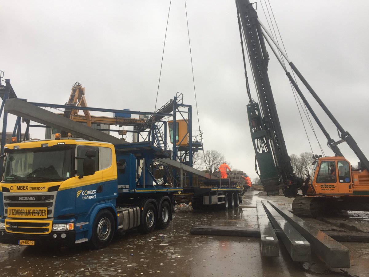 Heiwerk in #Leeuwarden in opdracht van <a href="/KnipscheerInfra/">Knipscheer Infra BV</a> palen #350mm lg 23,75m1 palen van @HaitsmaBeton transport <a href="/Combextransport/">Combex</a> 👍