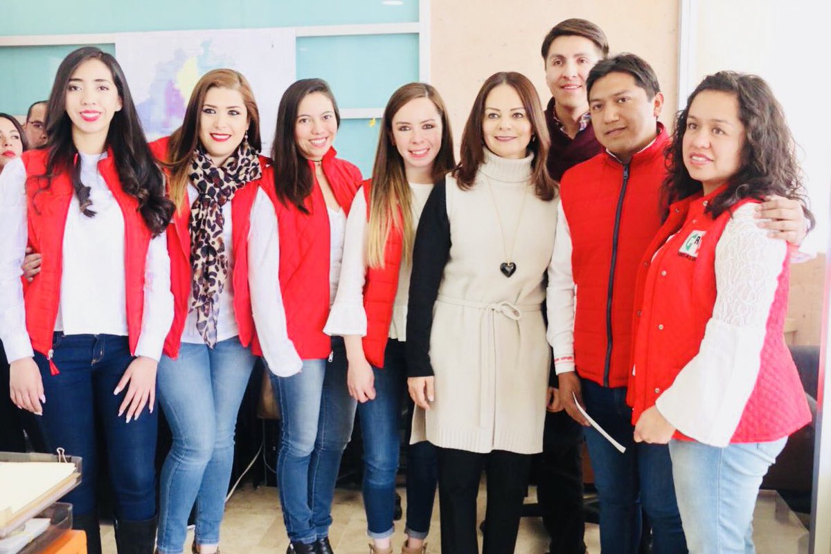 Nuvia_Mayorga's tweet photo. Es para mi un gusto saludar al equipo que conforma la Secretaría de Organización en @cdeprihidalgo con su Titular el Mtro. César Román Mora. https://t.co/67QD0NFbxR