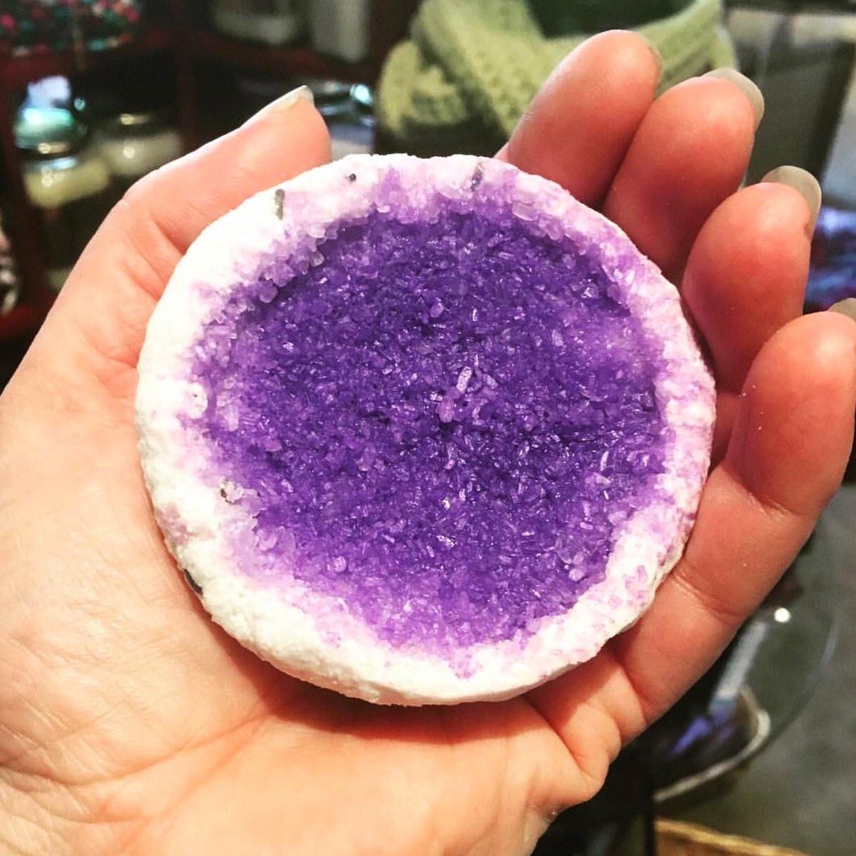 🛁Treat yourself to an end of the week gift, geode bath bombs from The Freckled Frog are just what you need! 💜Throw one of these fizzies into the tub and relax. Use your Local card for 10% off your purchase, located at 419 President Clinton Avenue in Little Rock. #LocalAR