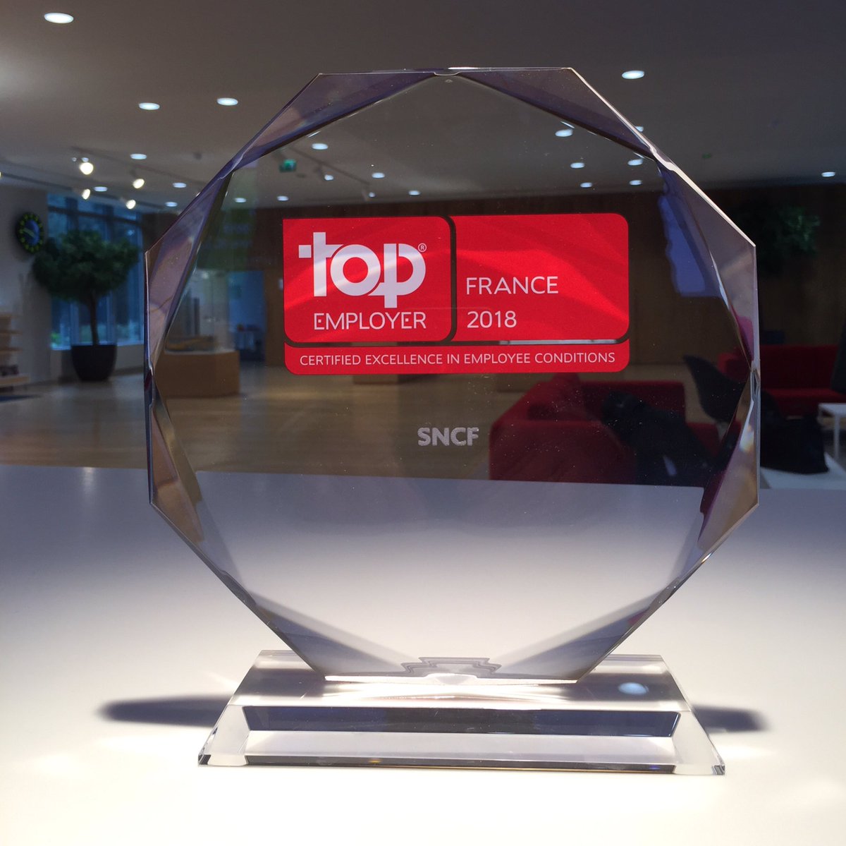 BastienBraillon's tweet photo. SNCF est récompensé pour ses bonnes pratiques #RH et obtient à nouveau la certification de #TopEmployer pour 2018 👏🏻 https://t.co/g3MKUathDb