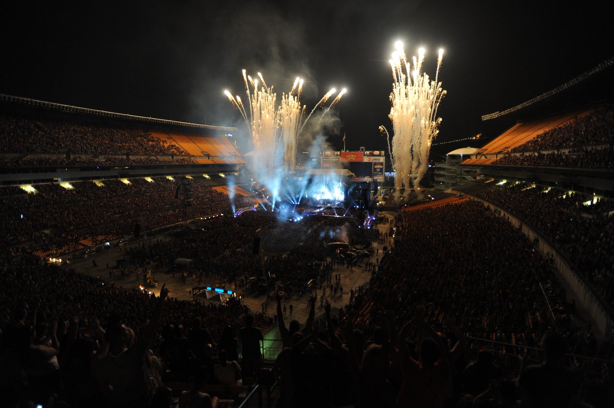AcrisureStadium's tweet photo. #TBT: June 22, 2014

@LukeBryanOnline rocks a sold-out Heinz Field in his first stadium show. When the night was over, he shouted out to the capacity crowd:

"I want to thank you so much for selling Heinz Field out, as long as I live I will remember the great city of Pittsburgh!" https://t.co/GrSZbwDYRj